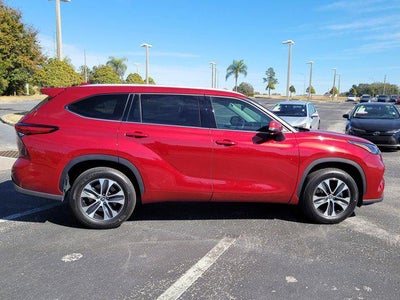 2022 Toyota HIGHLANDER XLE