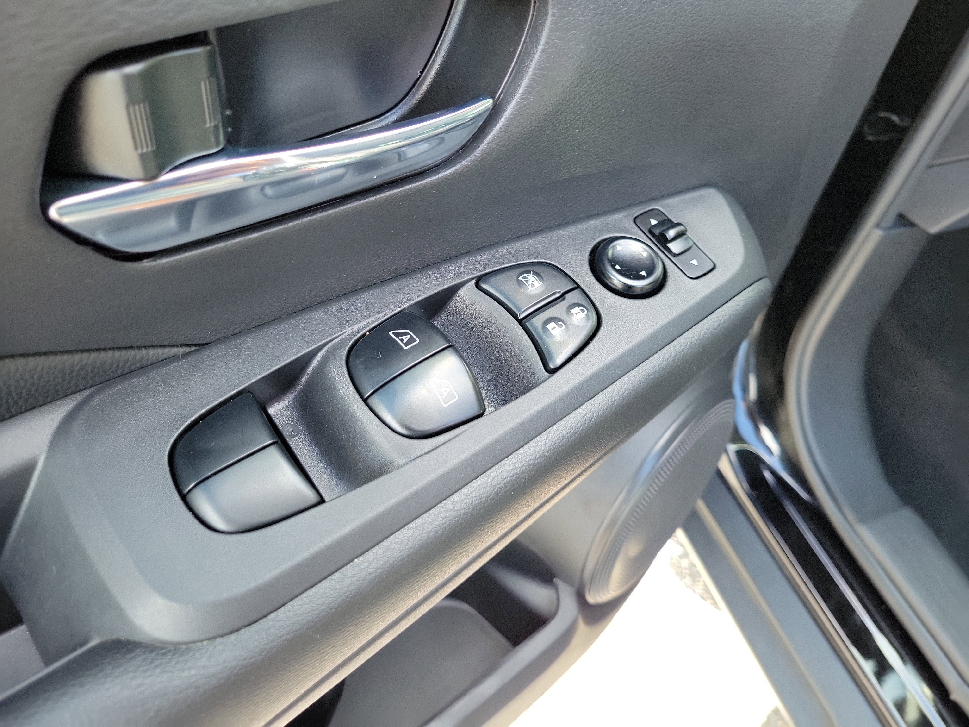 2022 Nissan Kicks SR