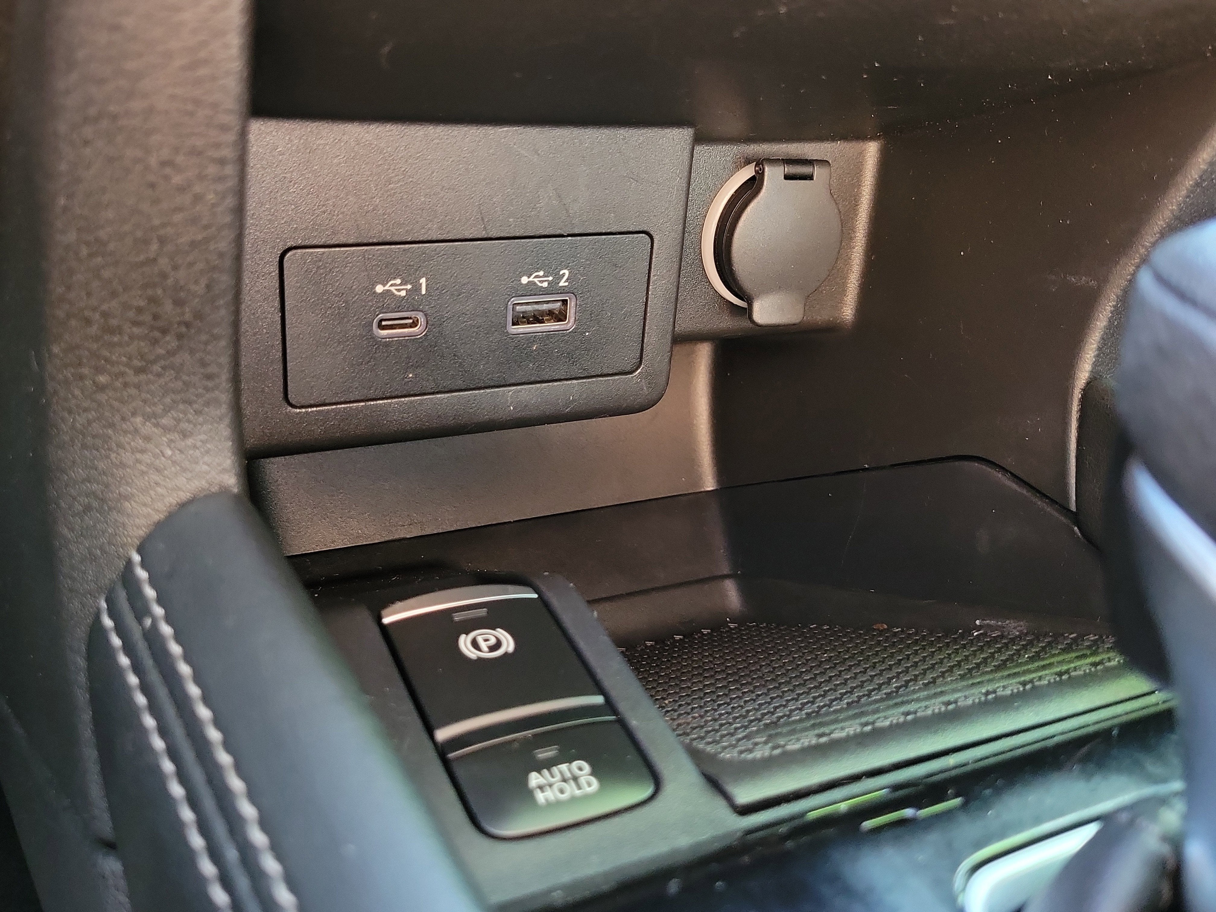2022 Nissan Kicks SR
