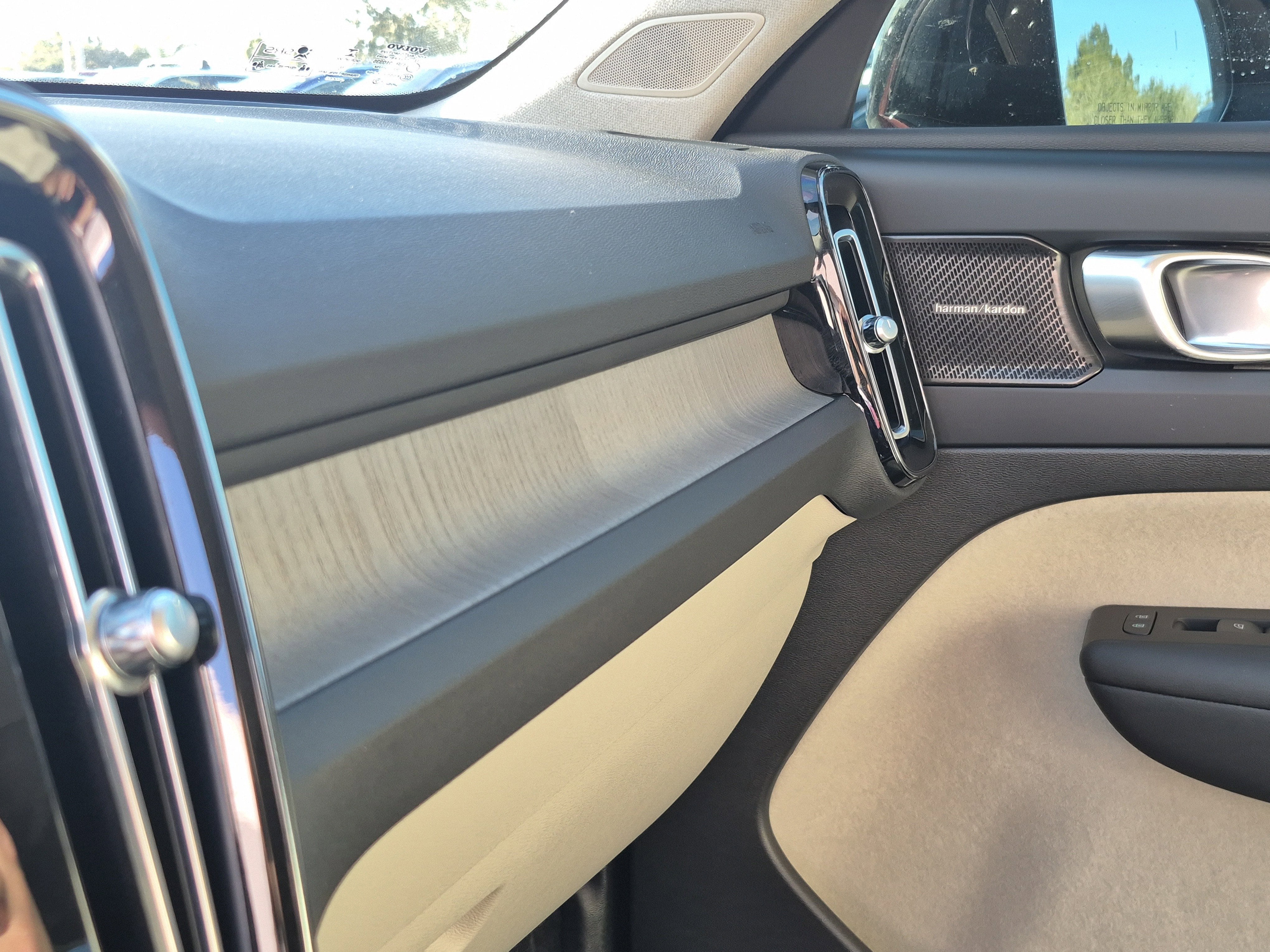 2023 Volvo XC40 Plus Dark Theme