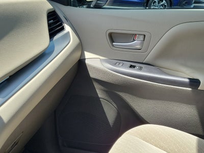 2018 Toyota Sienna LE Auto Access Seat