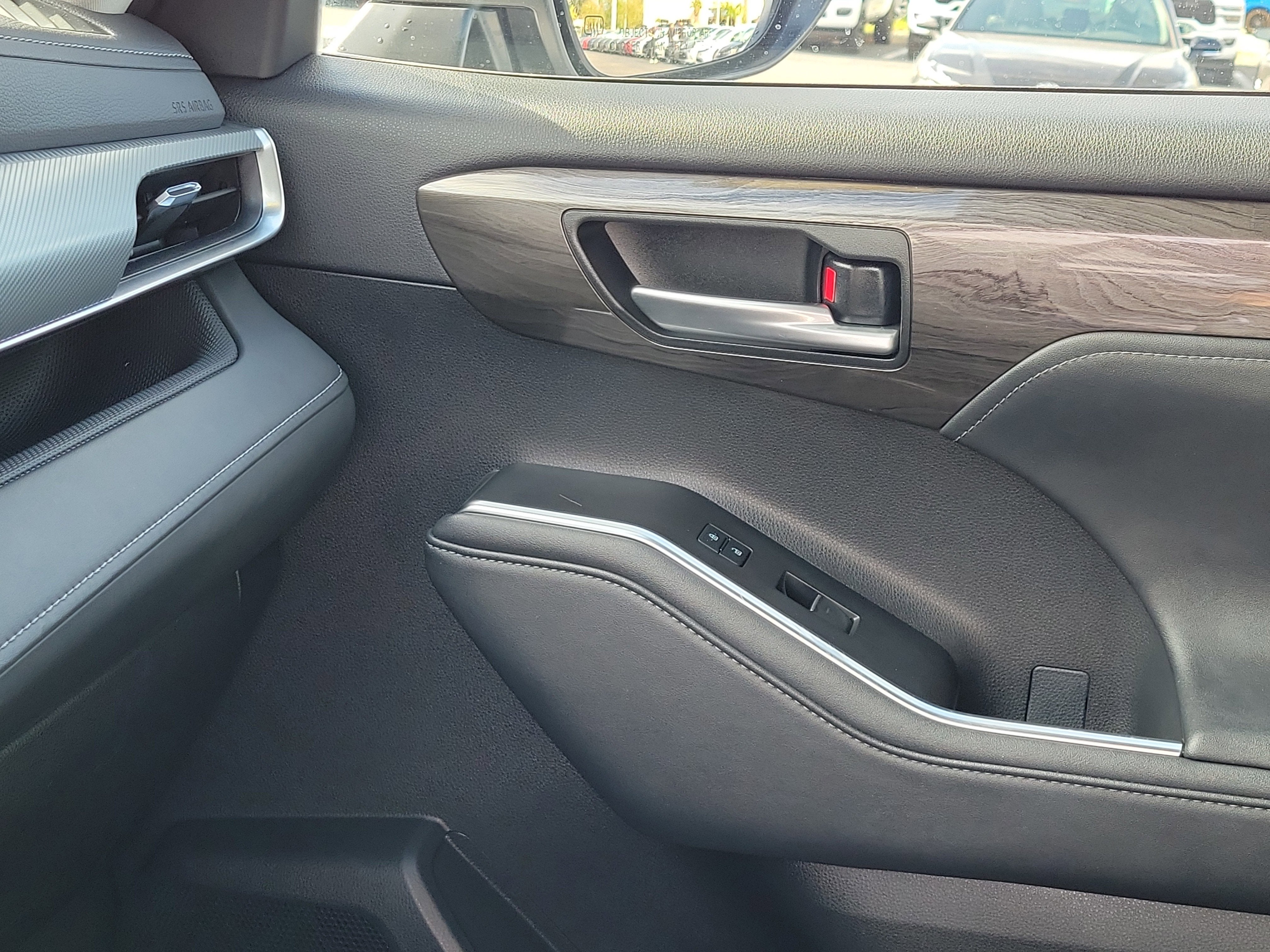 2023 Toyota Highlander Hybrid Platinum