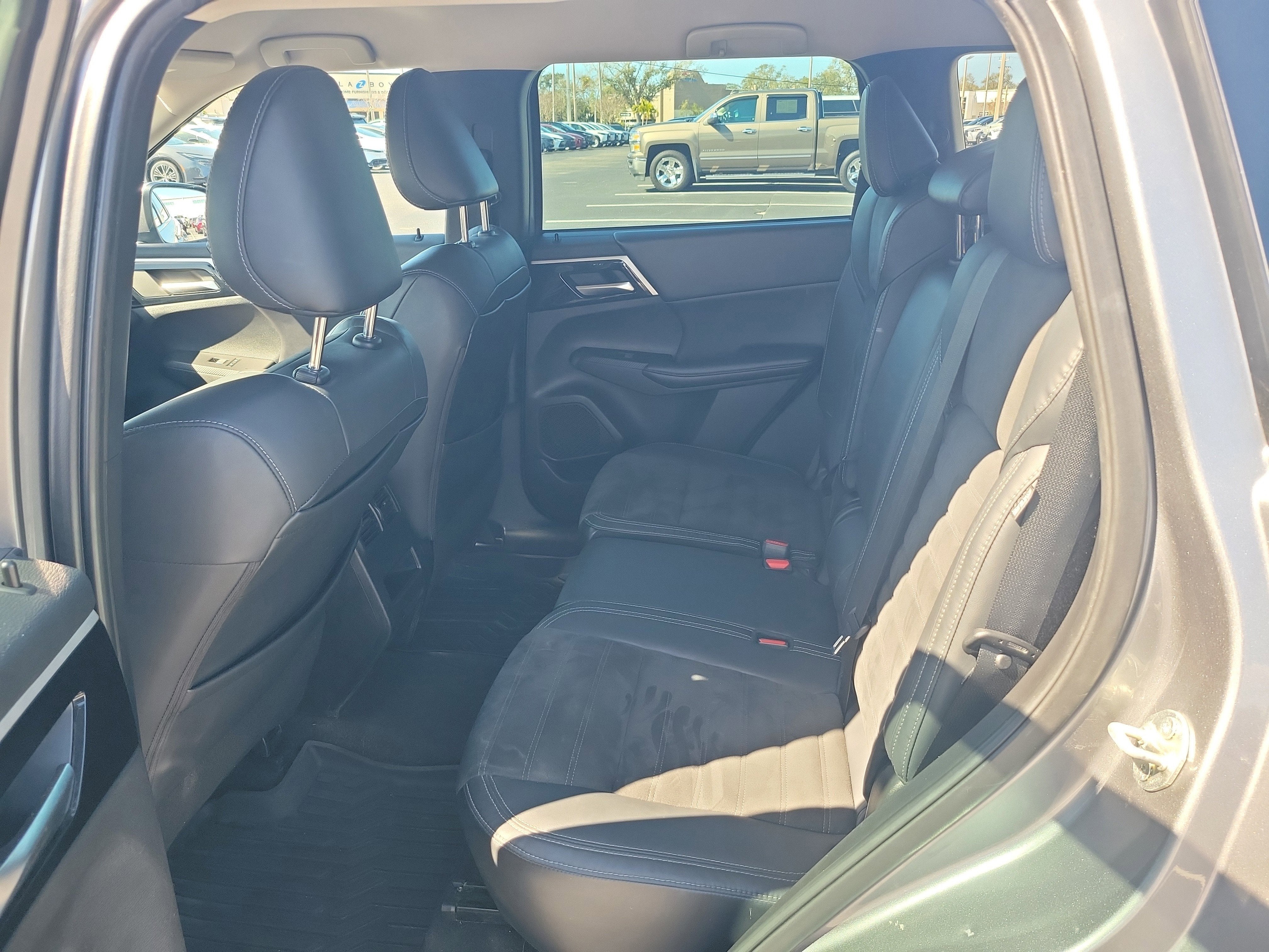 2023 Mitsubishi Outlander SE