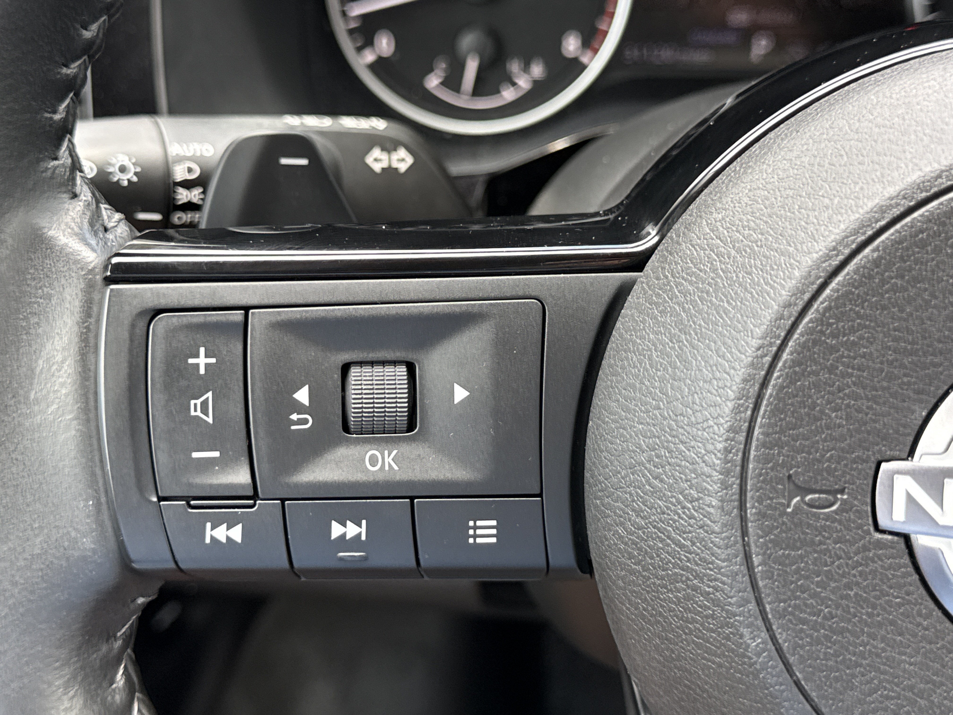 2023 Nissan Pathfinder SV