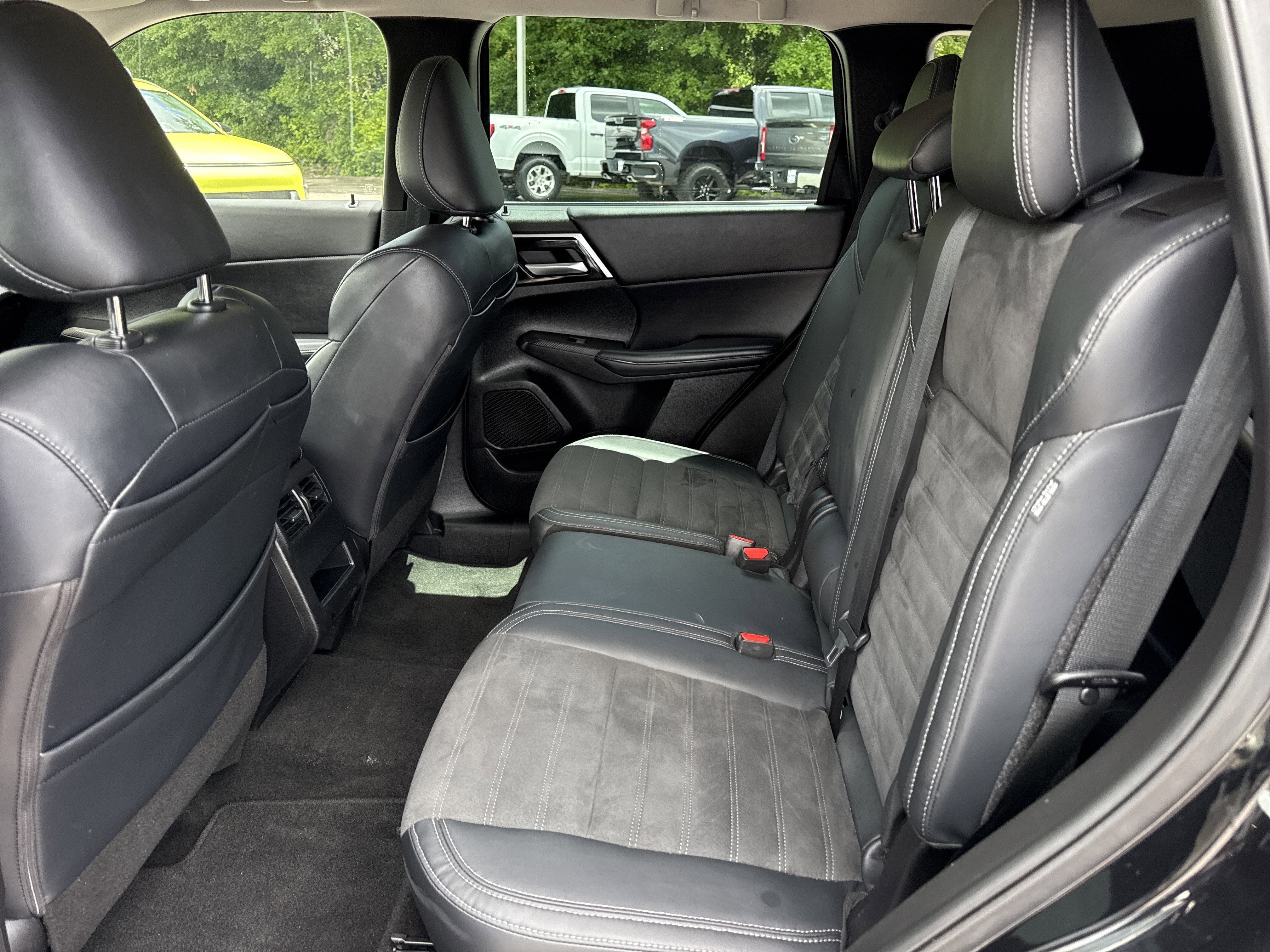 2023 Mitsubishi Outlander SE