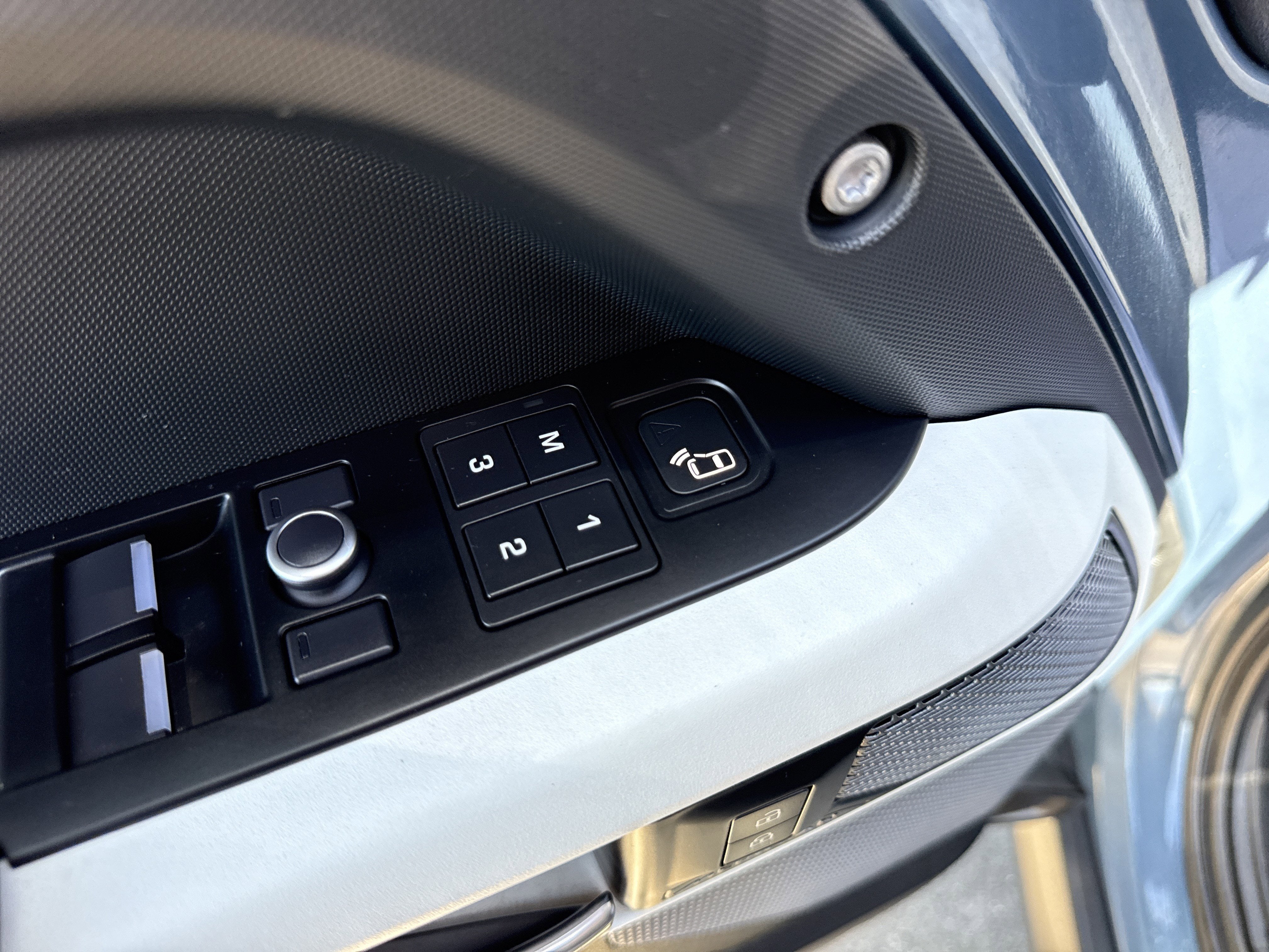 2020 Land Rover Defender SE