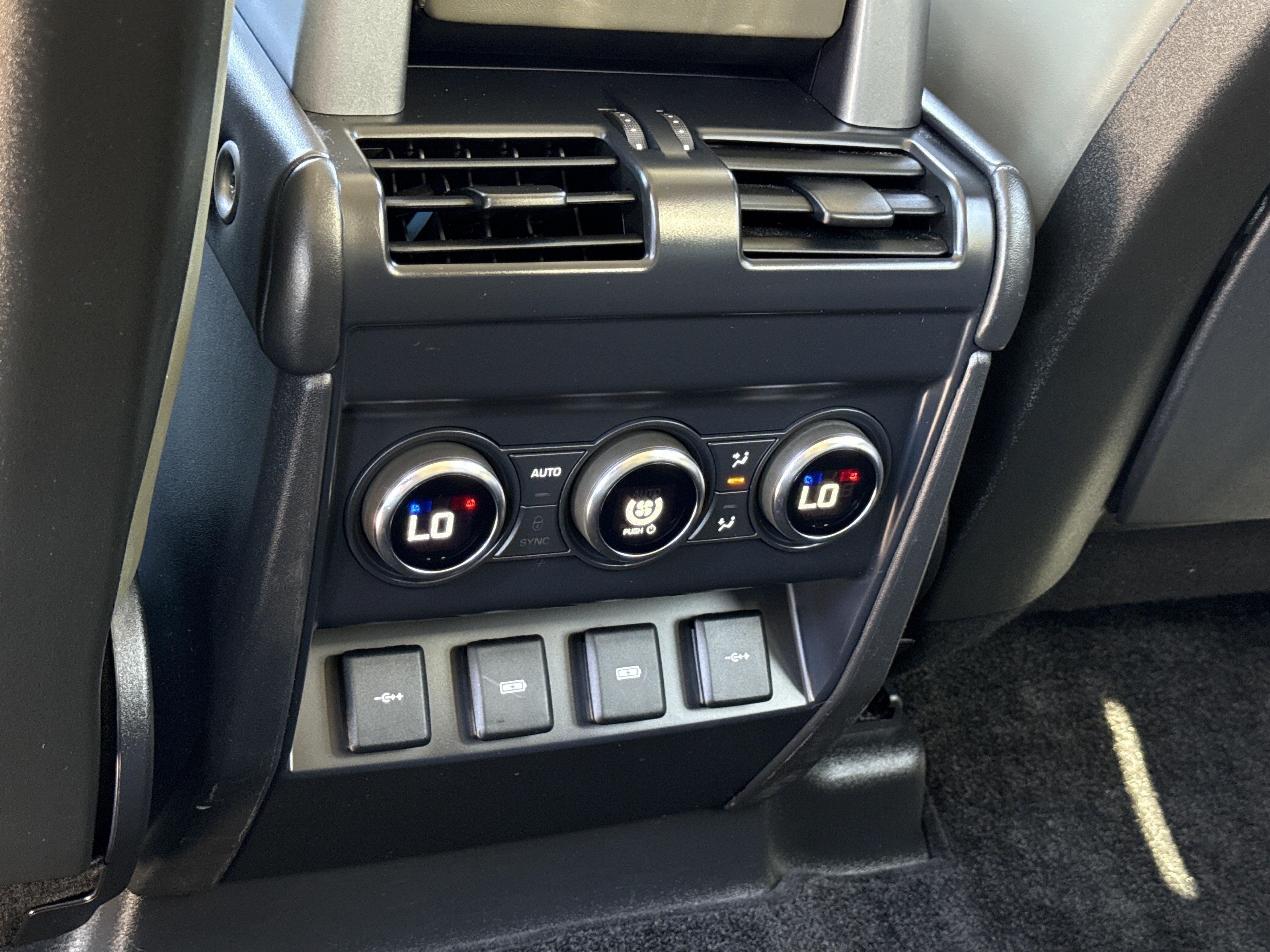 2020 Land Rover Defender SE